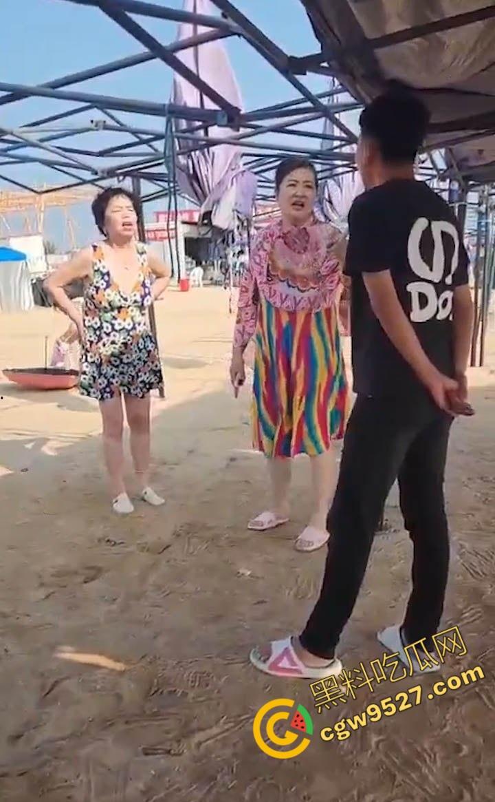 6旬大妈街头吵架全裸求操 肥臀巨乳让年轻小伙瞠目结舌乖乖溜走, 大妈骚操作惊呆路人