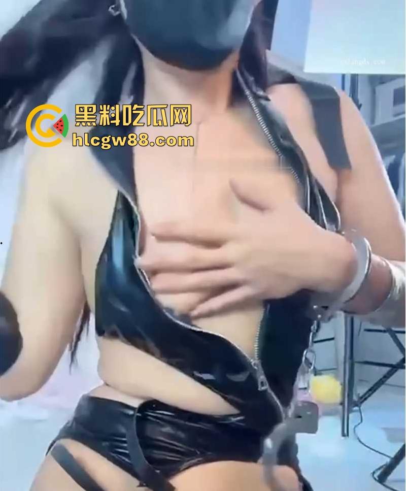 抖音网红【亦妍姐姐】极品尤物自慰视频曝光!黑丝御姐劈腿狂抠骚穴 戴狗链扭骚臀狂喷淫水。