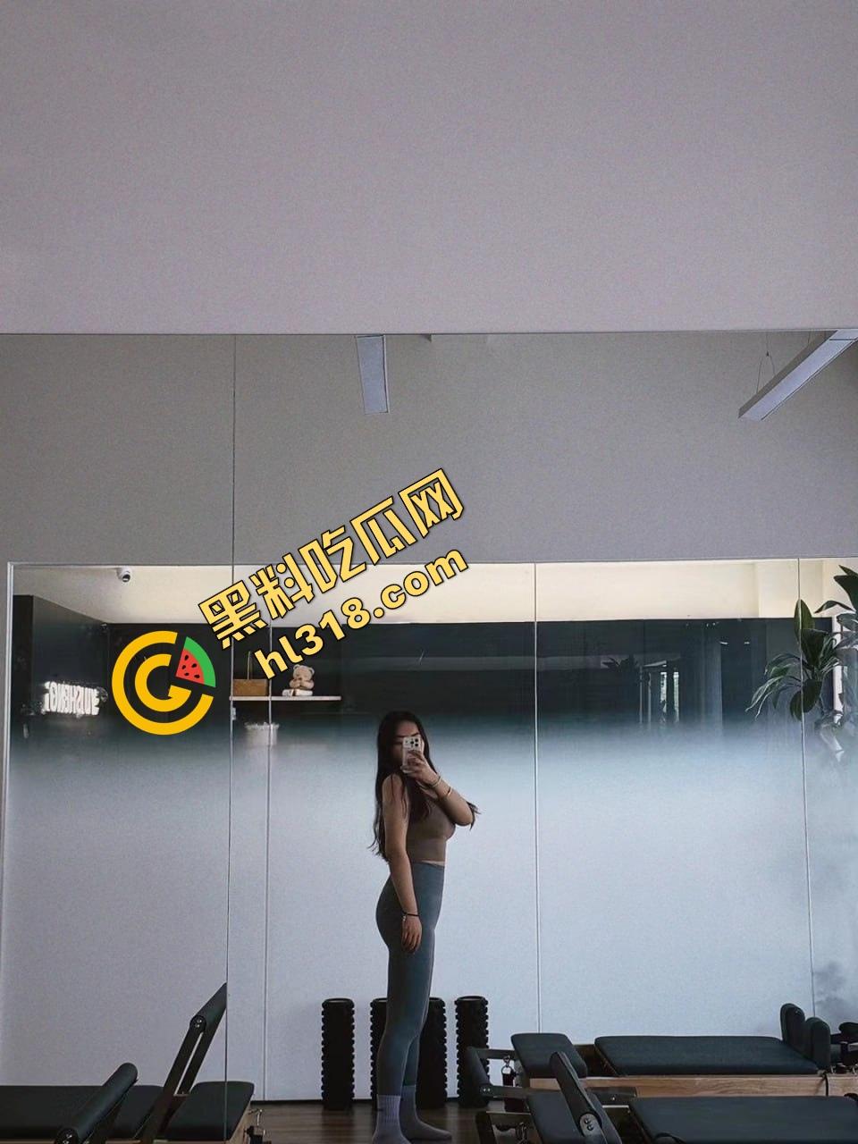 看电视时女友突然骑上来变身自动档，床上被丰乳肥臀暴摇榨精，这种体验哪个男人没幻想过？