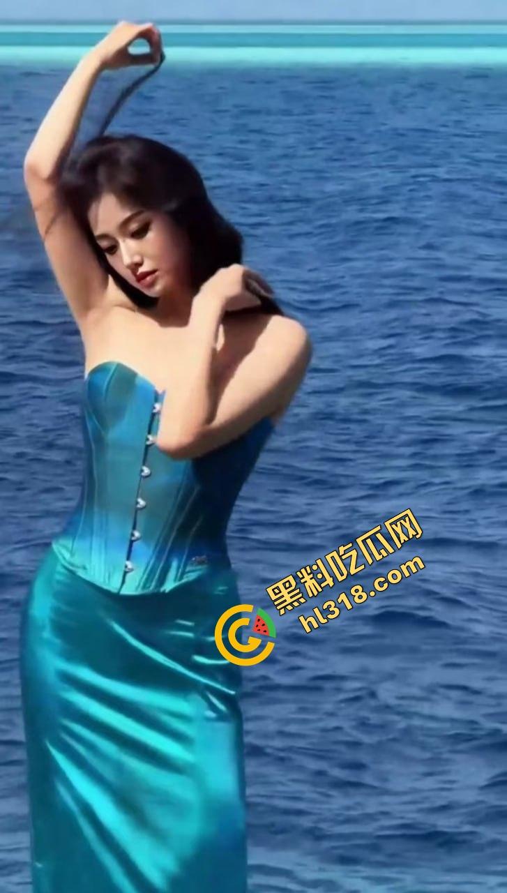 看电视时女友突然骑上来变身自动档,床上被丰乳肥臀暴摇榨精,这种体验哪个男人没幻想过?