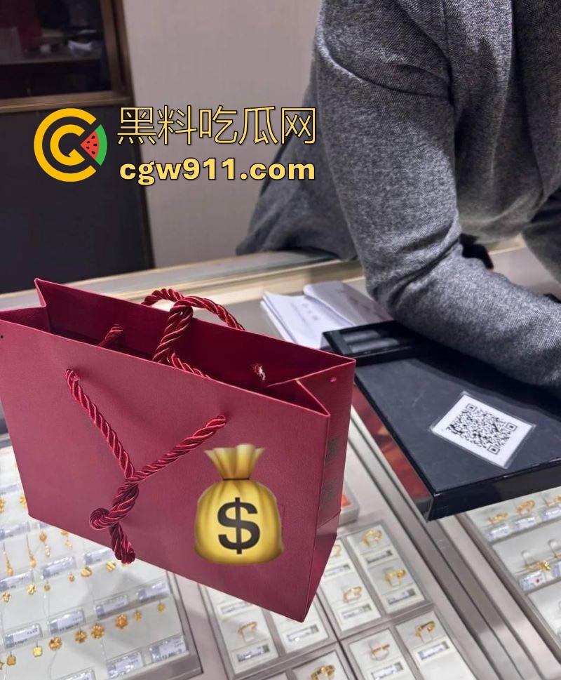 终于在堂姐醉酒状态，进入了堂姐的阴道，但是过程中堂姐竟然醒了，但还是阻止不了无套内射！