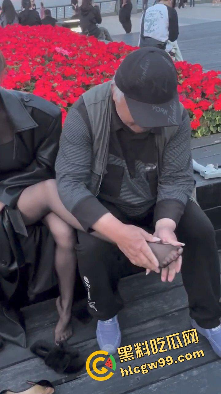 你大爷永远是你大爷!河南商丘农村少妇骚鸡,返乡回村穿肉丝与黑丝让大爷摸腿模玉足!这满足的笑容亮了!