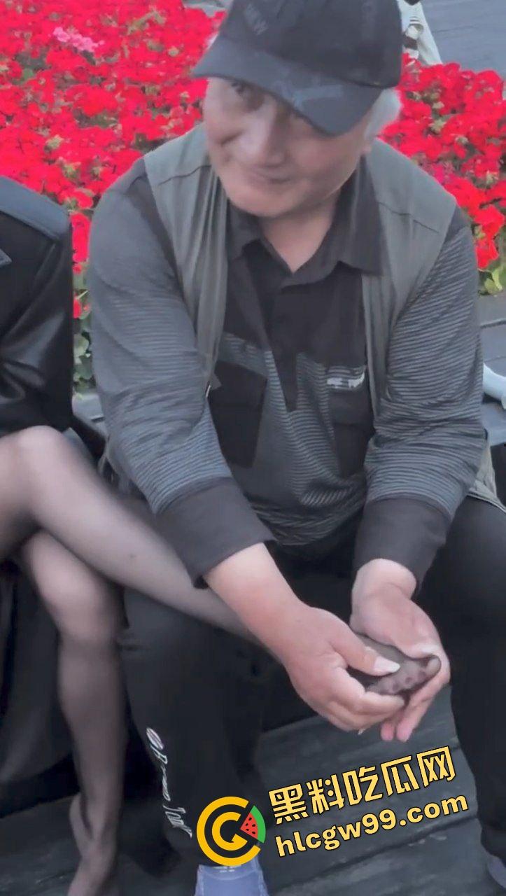 你大爷永远是你大爷!河南商丘农村少妇骚鸡,返乡回村穿肉丝与黑丝让大爷摸腿模玉足!这满足的笑容亮了!