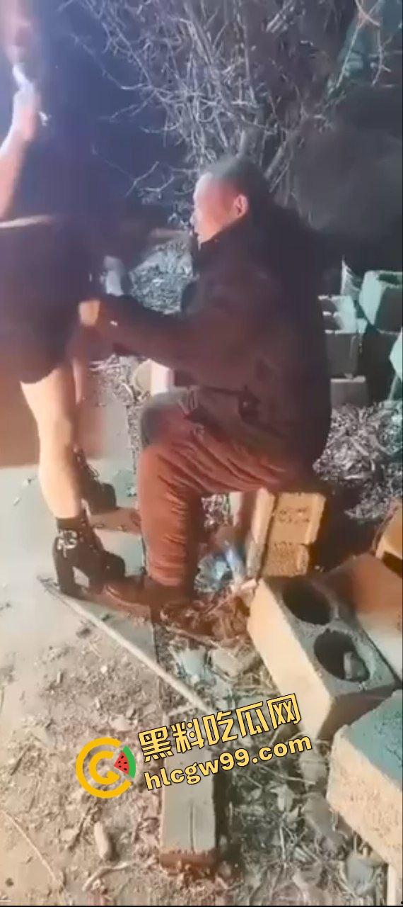 你大爷永远是你大爷!河南商丘农村少妇骚鸡,返乡回村穿肉丝与黑丝让大爷摸腿模玉足!这满足的笑容亮了!