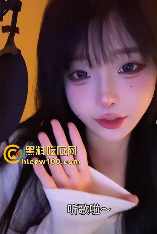 网红劲爆大瓜!!!抖音千万网红【你的欲梦】直播漏奶视频曝光,乳头黑黑的看来童锦成没少吸。