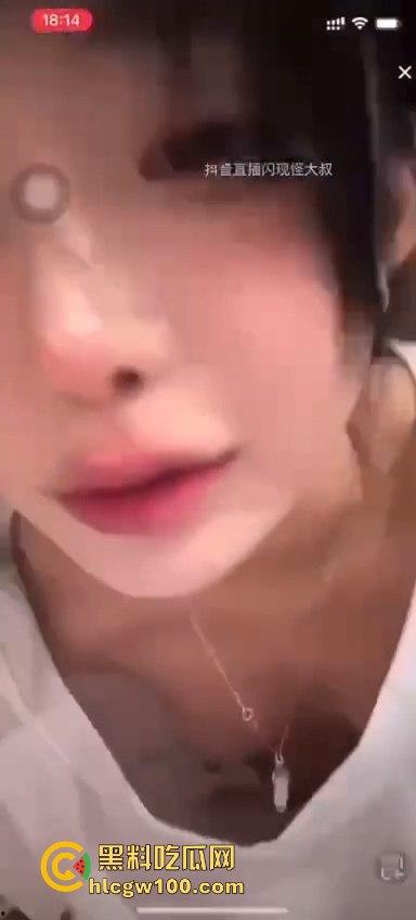 网红劲爆大瓜!!!抖音千万网红【你的欲梦】直播漏奶视频曝光,乳头黑黑的看来童锦成没少吸。