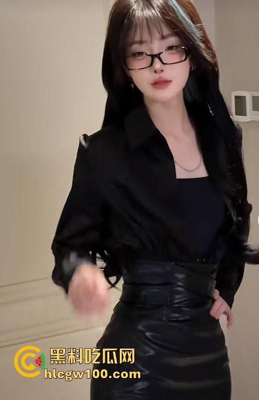 网红劲爆大瓜!!!抖音千万网红【你的欲梦】直播漏奶视频曝光,乳头黑黑的看来童锦成没少吸。