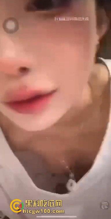 网红劲爆大瓜!!!抖音千万网红【你的欲梦】直播漏奶视频曝光,乳头黑黑的看来童锦成没少吸。