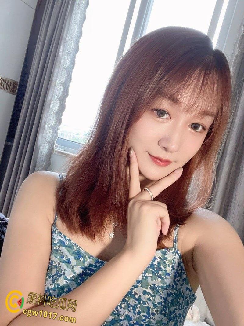 安徽女教师【崔欣丽】偷情学生家长被怒爆私密视频，深喉口交掰逼特写，反差教师黑洞深不可测！