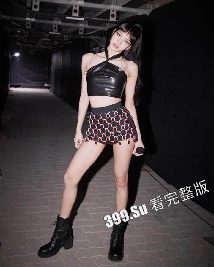 韩国女团「BLACKPINK」Lisa 在巡演中疑似不传内裤鲍鱼轮廓一览无余，网友：Lisa 现在已经成中分了