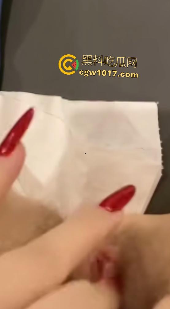 快手【小晴天】掰穴自慰,透明肉丝脱下猛插嫩逼,长美甲抠B不嫌痛,差点抠破阴道,这E罩奶够金主喝一年了!