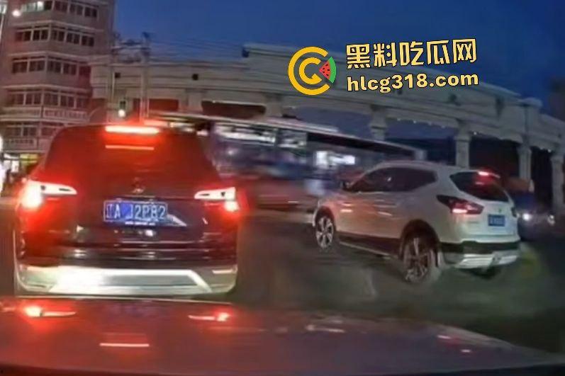 沈阳公交司机因被大学生拒绝暴怒撞人!行人飞摔血溅路面,车毁人亡如保龄球!