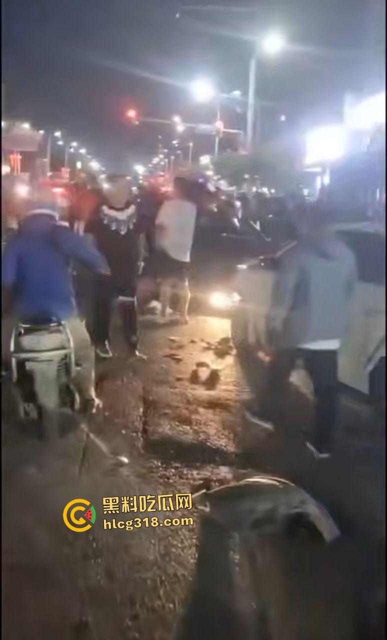 沈阳公交司机因被大学生拒绝暴怒撞人!行人飞摔血溅路面,车毁人亡如保龄球!