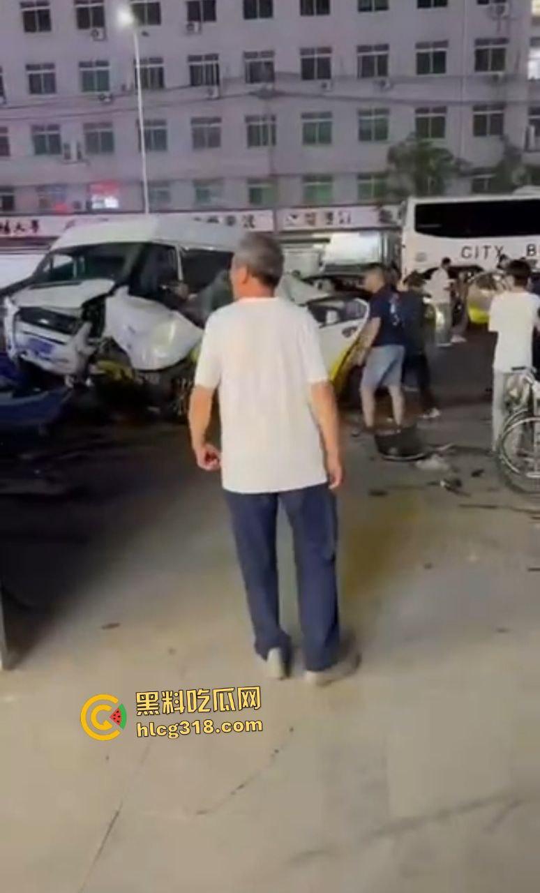 沈阳公交司机因被大学生拒绝暴怒撞人!行人飞摔血溅路面,车毁人亡如保龄球!