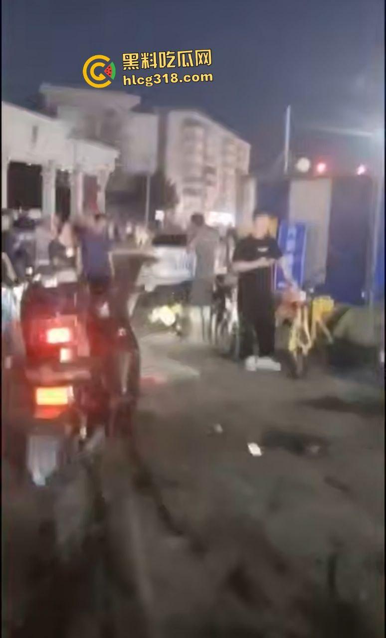 沈阳公交司机因被大学生拒绝暴怒撞人!行人飞摔血溅路面,车毁人亡如保龄球!