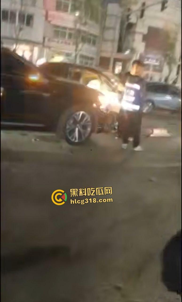 沈阳公交司机因被大学生拒绝暴怒撞人!行人飞摔血溅路面,车毁人亡如保龄球!