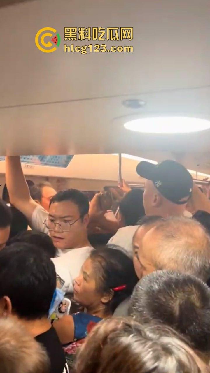 城市打拳挑战赛武汉烟花秀哪有打架好看！“一场烟花秀展现出中国人的百态”