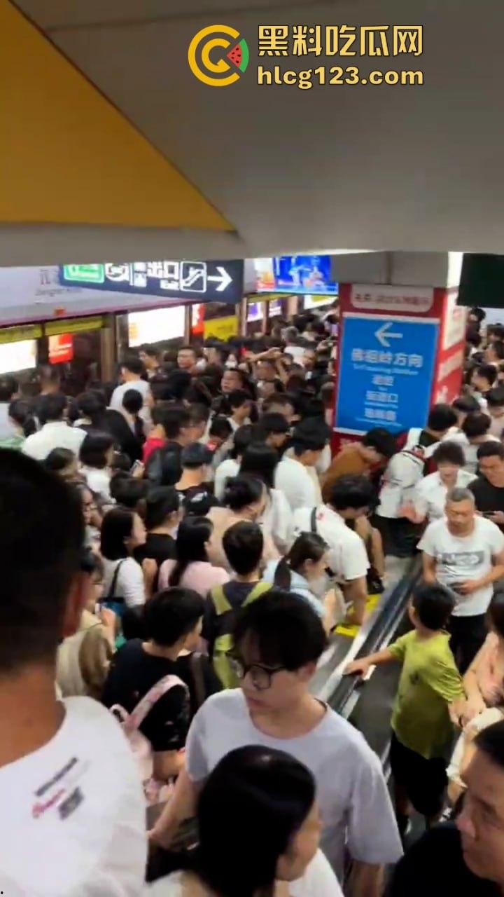 城市打拳挑战赛武汉烟花秀哪有打架好看!“一场烟花秀展现出中国人的百态”