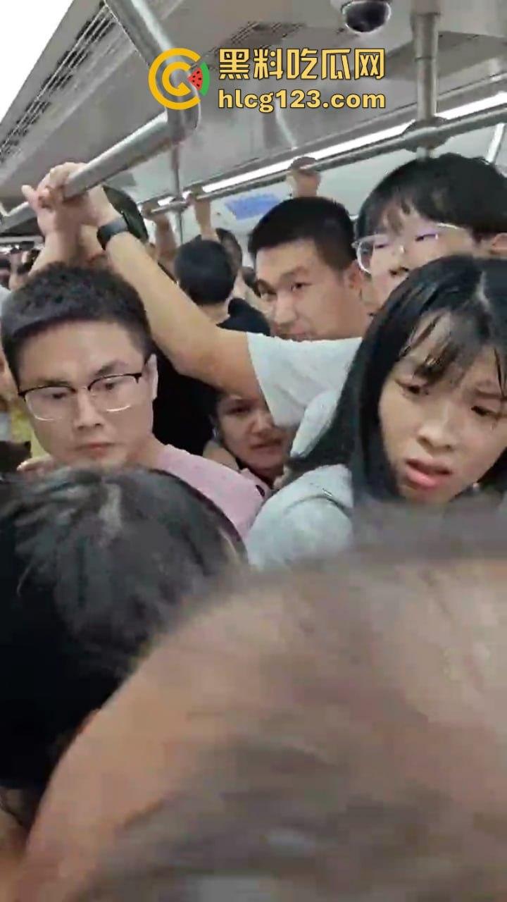 城市打拳挑战赛武汉烟花秀哪有打架好看!“一场烟花秀展现出中国人的百态”