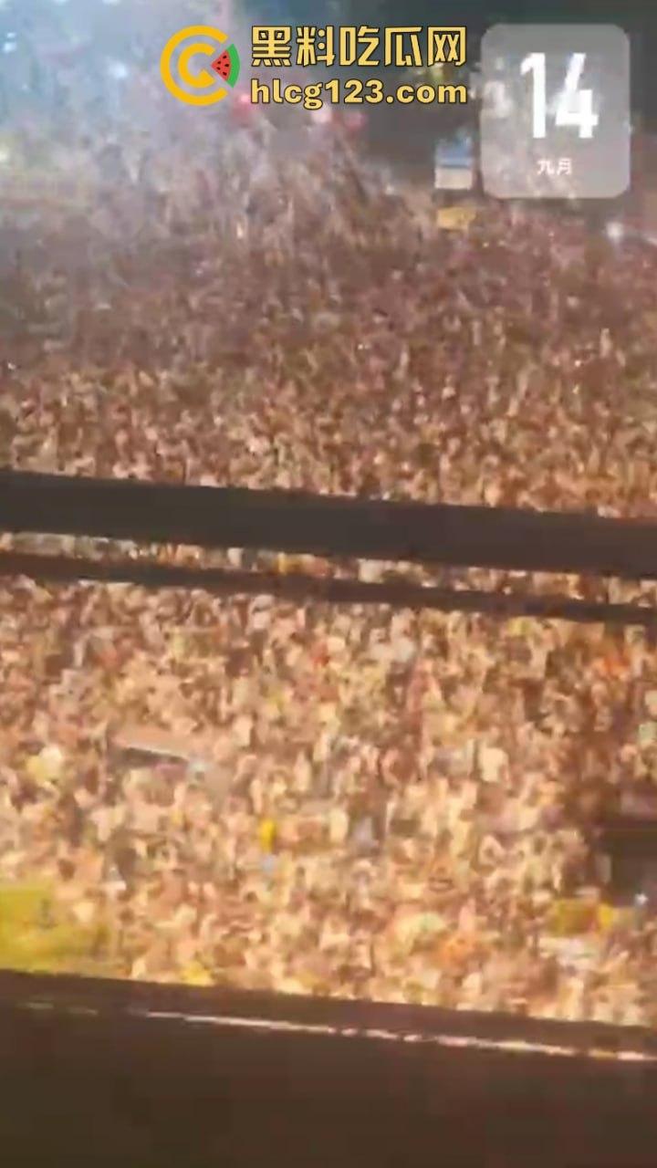 城市打拳挑战赛武汉烟花秀哪有打架好看!“一场烟花秀展现出中国人的百态”