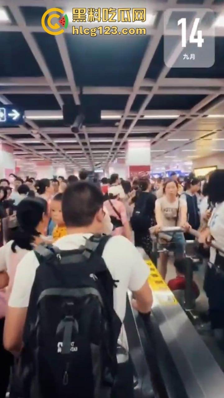 城市打拳挑战赛武汉烟花秀哪有打架好看!“一场烟花秀展现出中国人的百态”