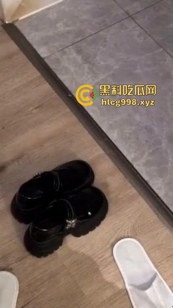 瓜友酒店开房爆操毕业妹子,小穴疼得她求饶!但居然操完跟闺蜜逛街去了,对话简直笑翻!