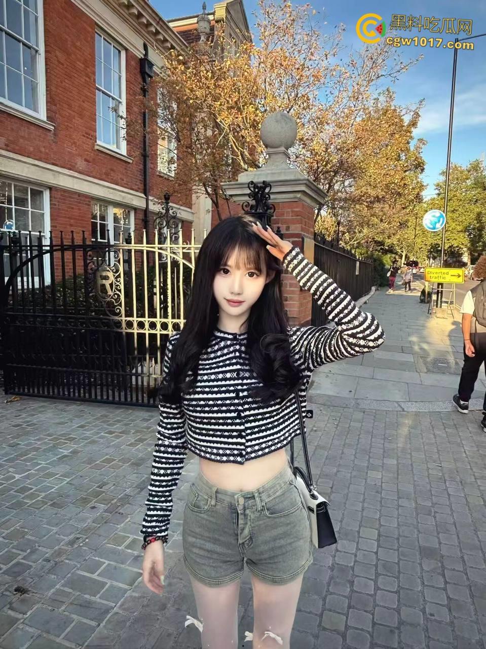 姐姐穿上吊带豹纹黑丝，猫爪拍微调亲姐姐，轻度调教让姐姐体验到了从未有过的感觉，女上骑乘还把姐姐弄潮喷了！