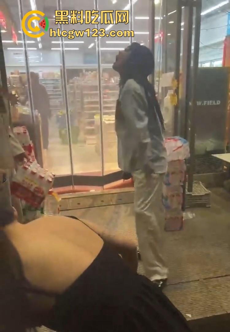 吉林长春两精神小妹午夜撕逼 从超市打到街头雨中激烈火拼 不料一方不讲武德喊人围殴！