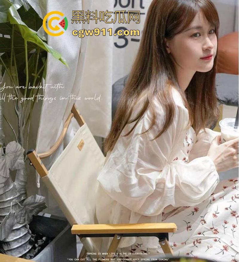 广州极品骚货【刘雅晴】与金主网调性爱视频流出，手指对镜狂抠粉嫩蜜穴，线下激情操逼翘臀狂摇！