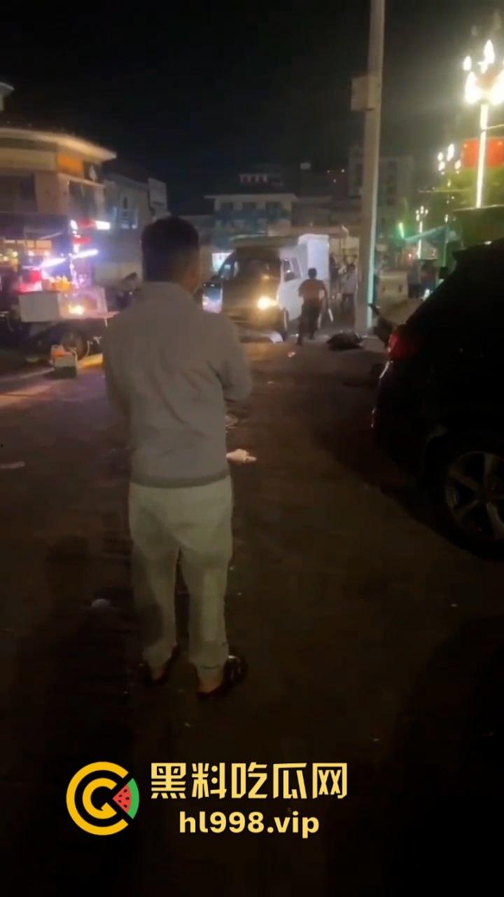 摆个摊你拼什么命啊? 广东女老板为争摊位被男子当街砍杀 视频曝光血腥砍头过程