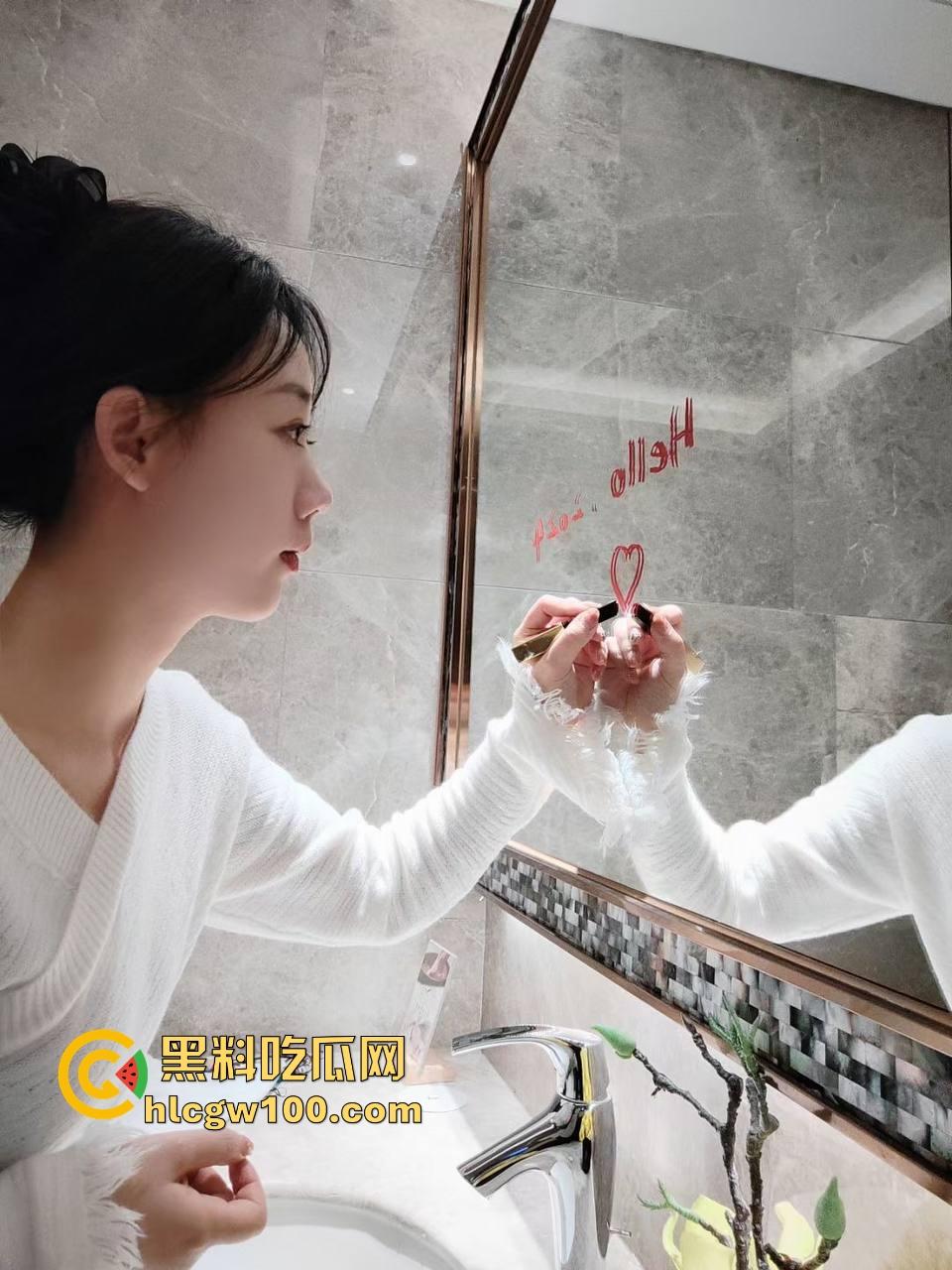 苏州极品气质女神【吴巧婷】被渣男调教成母狗,手拉牵引绳爆操后入内射,还送给兄弟轮流操着玩!