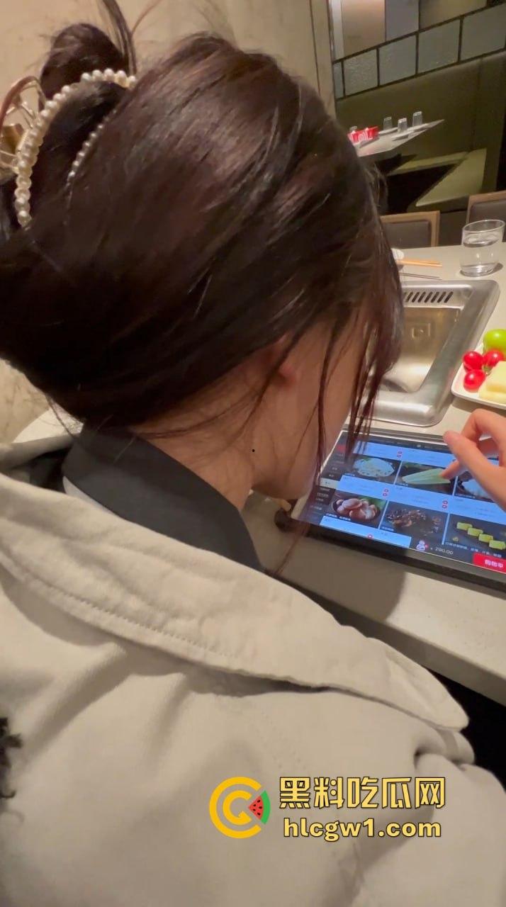 广州约炮大神征服巨乳少妇『蔡钰彤』！海底捞约会后无套操到爆，黑丝加持一夜五次，这不比找鸡更划算！