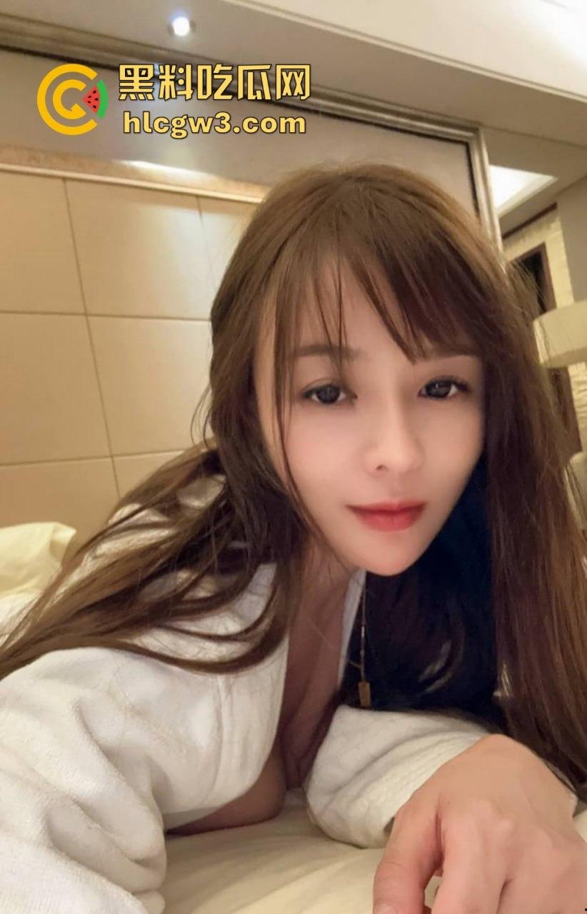 极品反差少女【凌薇】线下约啪金主爸爸多P全套性爱自拍疯传,清纯脸配骚浪身子,真他妈是反差婊中的极品!