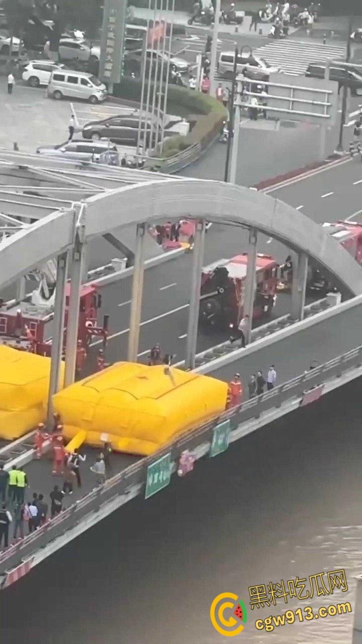 宁波一男子抛妻弃子,净身出户出轨怀孕四月女主播,结果女主播要分手,万念俱灰跳桥 !