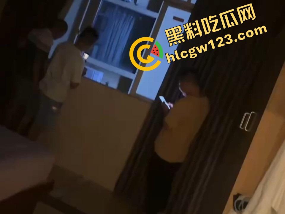 酒店激情夜全程直播,薄纱遮体却遮不住啪啪呻吟,对面楼几位老哥出差直接举手机围观,朦胧现场太顶了!