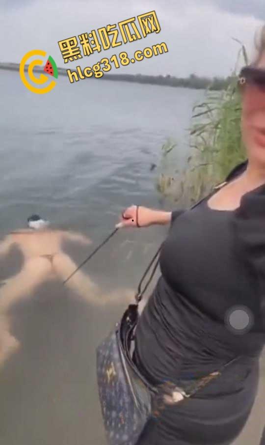 调教男奴最爽玩法，绳子栓鸡巴上下河游泳，这是遛鸟还是遛狗，不得不佩服老外的调教手段 ！