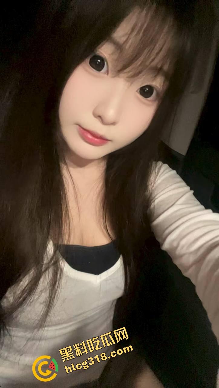 姐妹花双飞终于圆梦，老婆喝多睡死一边，小姨子主动骑上来床上偷偷操，全程肉香淫水横飞！