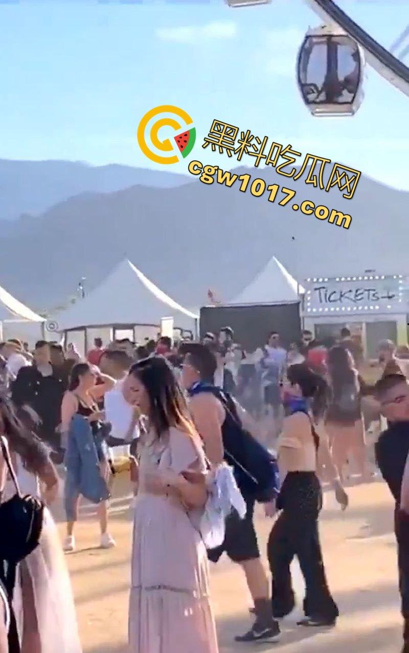 摩天轮刚启动就开吃！饥渴洋妞当众跪舔弟弟 舱内上演活春宫 生怕别人看不到 太敢玩了！