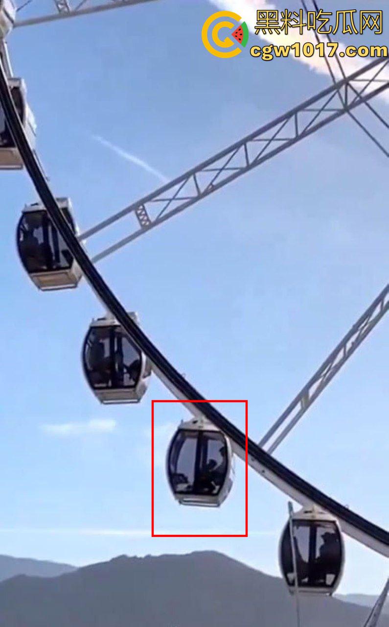 摩天轮刚启动就开吃!饥渴洋妞当众跪舔弟弟 舱内上演活春宫 生怕别人看不到 太敢玩了!