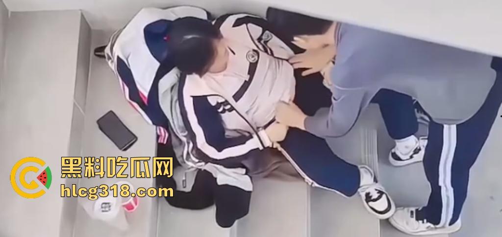 高中生楼道学弟帮学姐自慰,学弟这样子还真有调情的意思!男助女逼流水,喷涌到校服上,明天升旗时肯定一股淫水味!