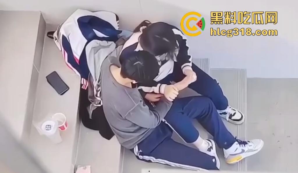 高中生楼道学弟帮学姐自慰,学弟这样子还真有调情的意思!男助女逼流水,喷涌到校服上,明天升旗时肯定一股淫水味!