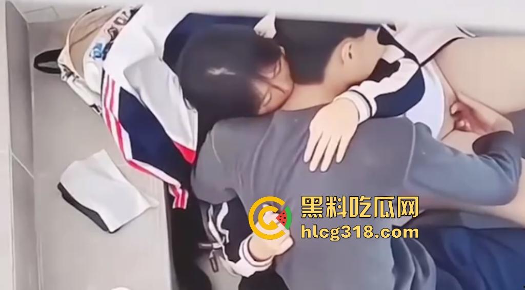 高中生楼道学弟帮学姐自慰,学弟这样子还真有调情的意思!男助女逼流水,喷涌到校服上,明天升旗时肯定一股淫水味!