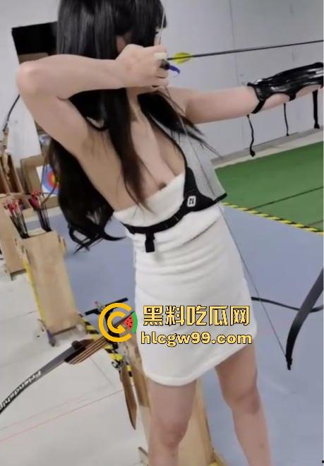 杭州美院【孙娜娜】白天射箭美少女晚上土豪专属母狗,户外露出极品美乳,回酒店换上黑丝制服撅屁股被干!