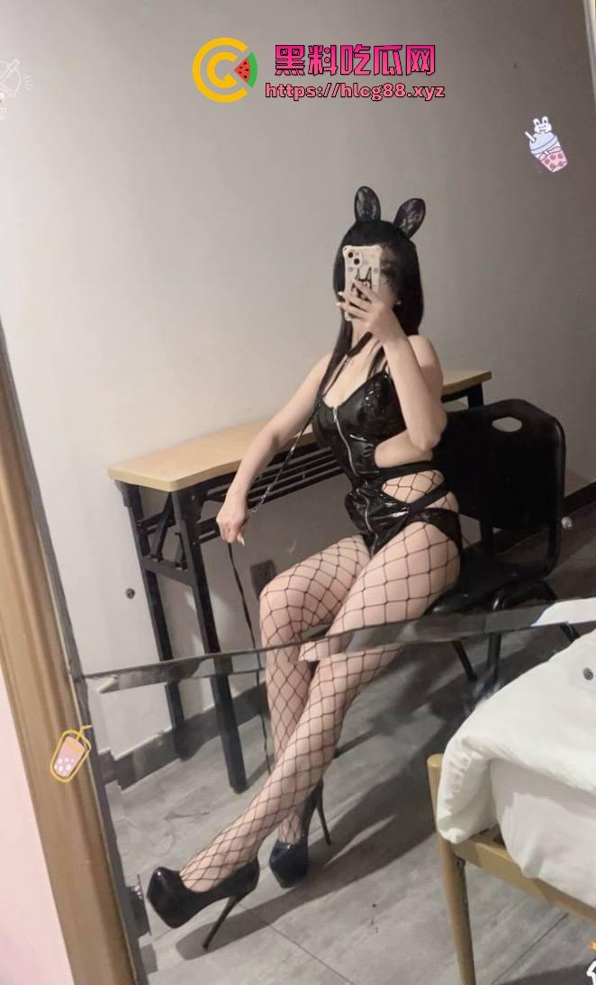 福建厦门御姐『王兜兜』浪肉天赐蕾丝婊,黑丝足交捣骚窝,脚丫戳逼汁满溢,撑烂骚穴不怕脚气臭!