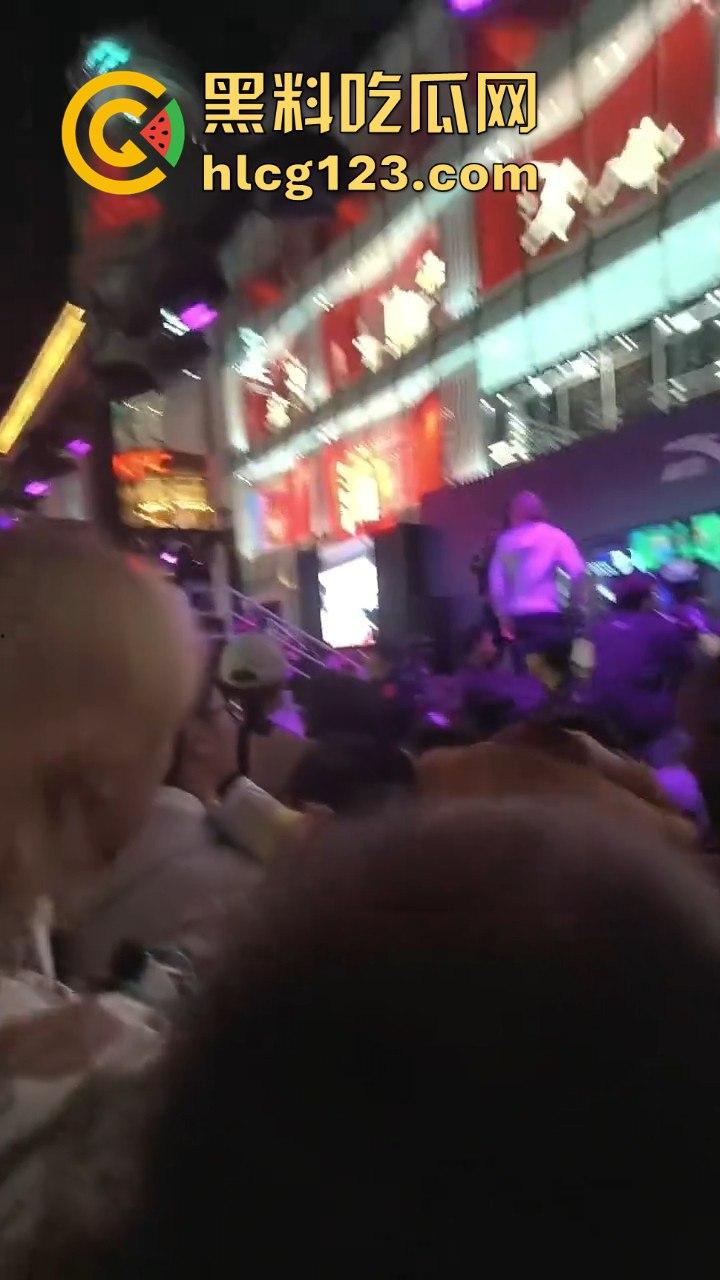 沈阳中街安踏门店出大事?一群男的当街怒骂安踏傻逼,场面一度失控!