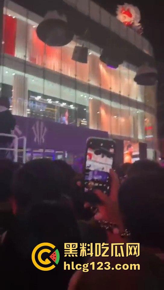 沈阳中街安踏门店出大事?一群男的当街怒骂安踏傻逼,场面一度失控!