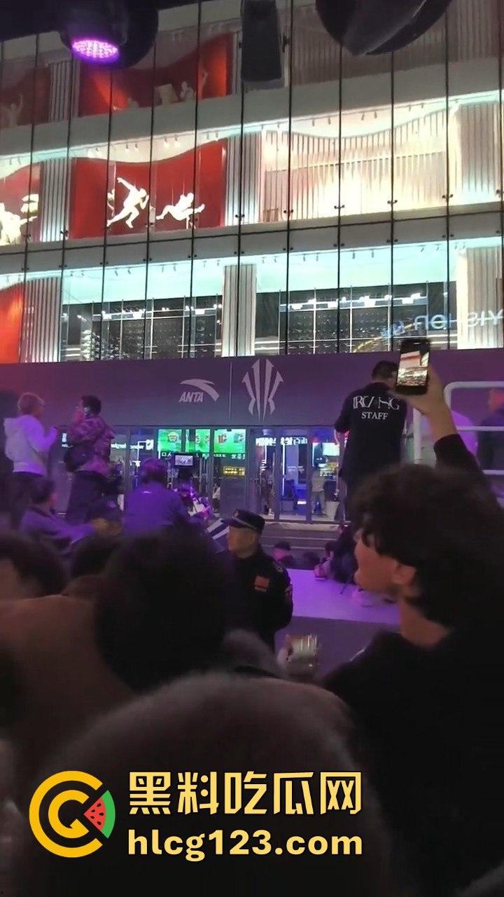 沈阳中街安踏门店出大事?一群男的当街怒骂安踏傻逼,场面一度失控!