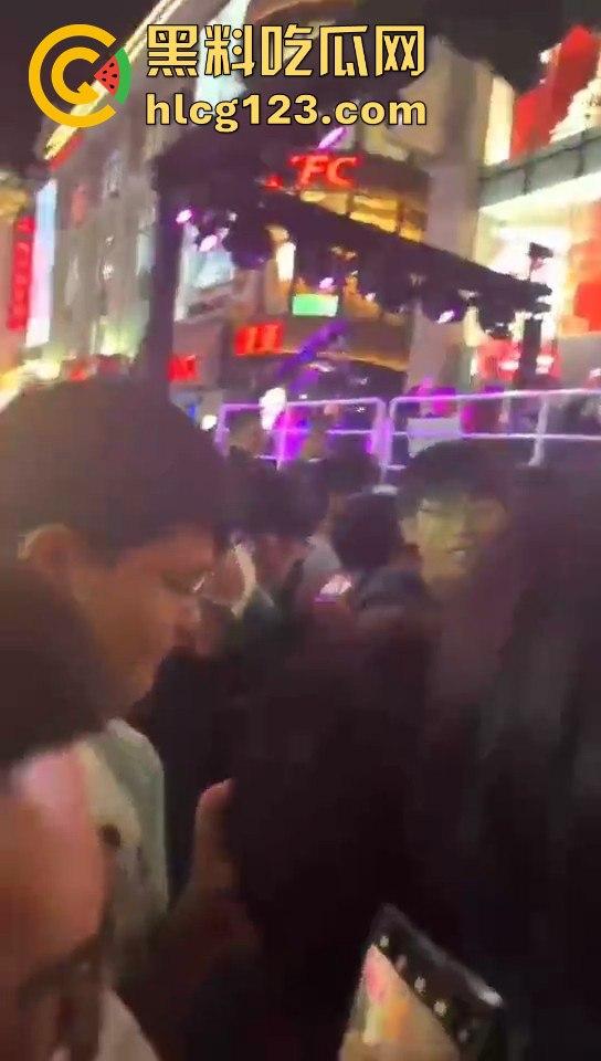 沈阳中街安踏门店出大事?一群男的当街怒骂安踏傻逼,场面一度失控!