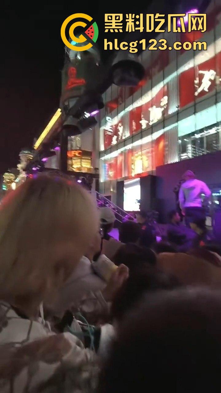 沈阳中街安踏门店出大事?一群男的当街怒骂安踏傻逼,场面一度失控!