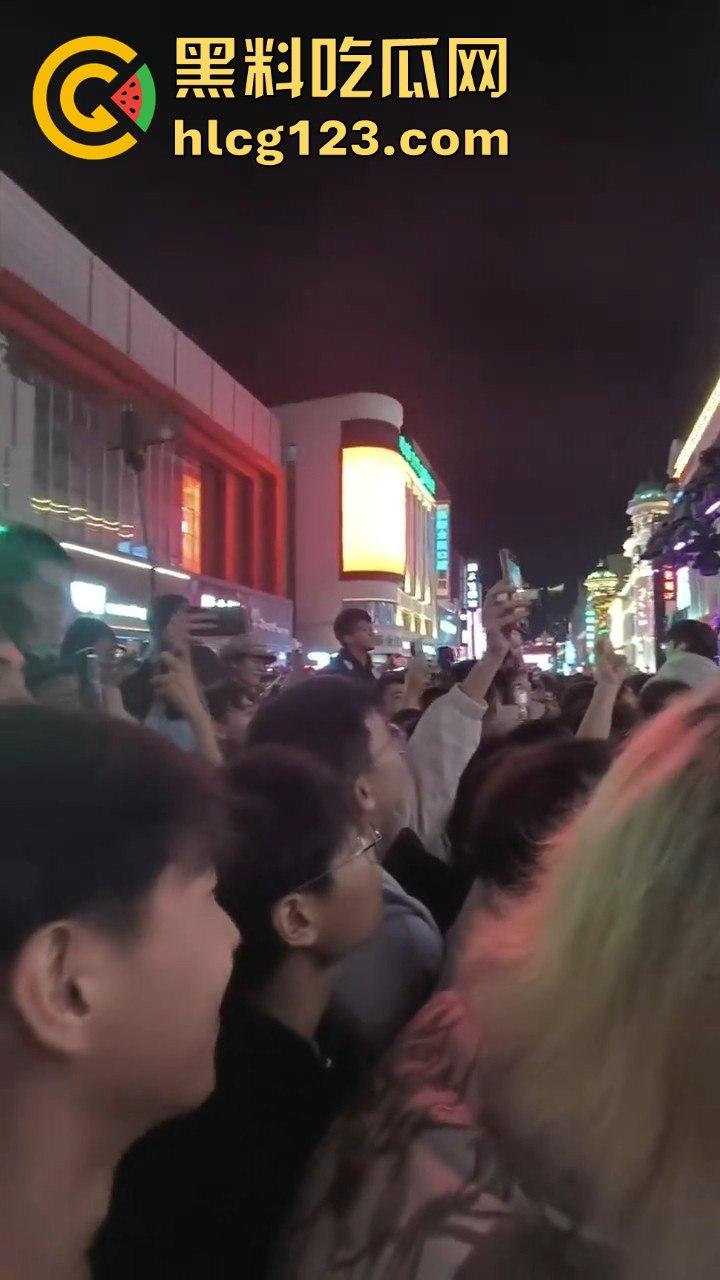沈阳中街安踏门店出大事?一群男的当街怒骂安踏傻逼,场面一度失控!